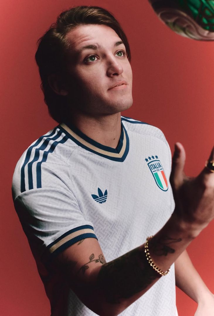 In vista dell'imminente playoff Mondiale da disputare contro l'Irlanda del Nord, la nazionale italiana ha presentato sui suoi canale social la sua nuova seconda maglia in collaborazione con adidas.