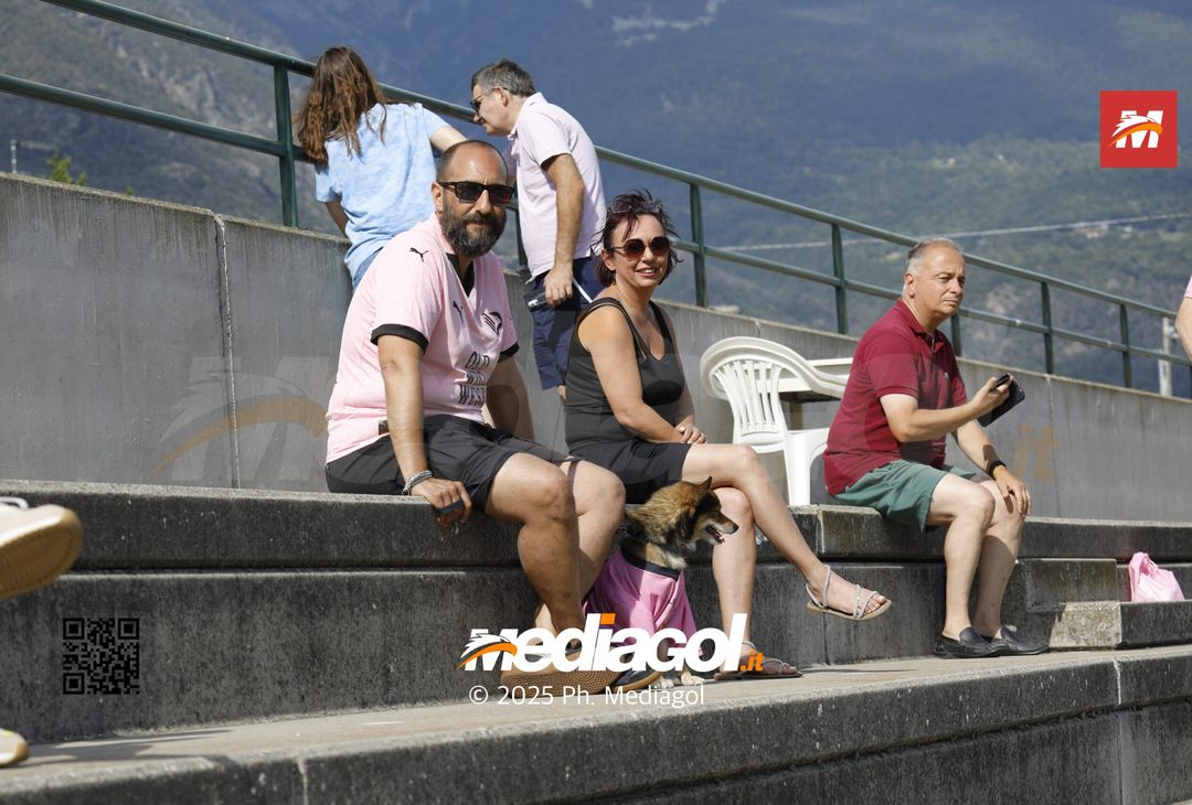 FOTO, Ritiro Palermo: i primi tifosi a Chatillon, c’è anche un cane rosanero - immagine 12