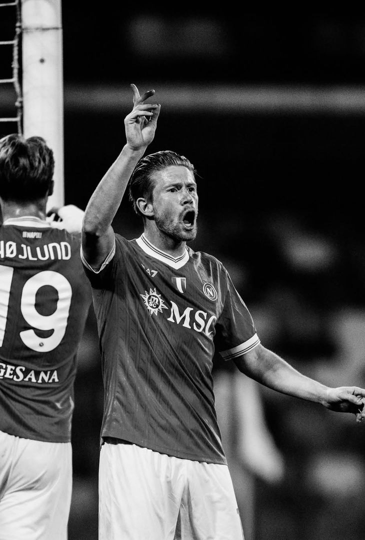 Ritorni, stelle ai i box ed esultanze: i suggestivi scatti di Napoli-Lecce – LE FOTO - immagine 6