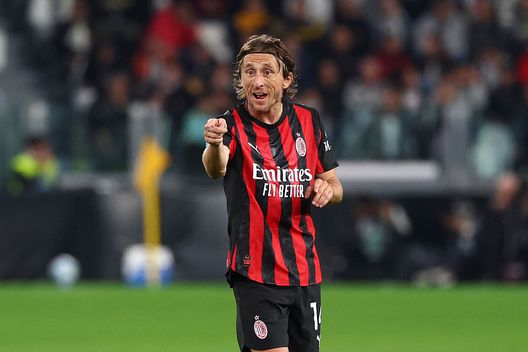 TURIN, ITALY - OCTOBER 05: Luka Modric of AC Milan gestures during the Serie A match between Juventus FC and AC Milan at Allianz Stadium on October 05, 2025 in Turin, Italy. (Photo by Giuseppe Cottini/AC Milan via Getty Images)  Adrien Rabiot, l’assenza più pesante per gli equilibri del Milan- immagine 4