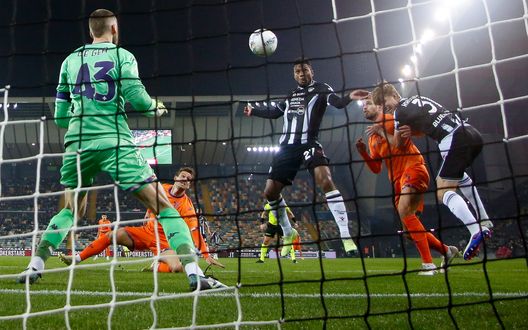 UDINE, ITALY - MARCH 02: Christian Kabasele of Udinese scores his team's first goal with a header past David De Gea during the Serie A match between Udinese Calcio and ACF Fiorentina at Stadio Friuli on March 02, 2026 in Udine, Italy. (Photo by Timothy Rogers/Getty Images)