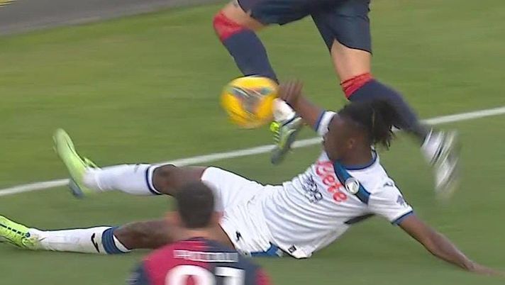 Cagliari-Atalanta, mano di Kossounou non sanzionata. Marelli: “A mio parere…” - immagine 1