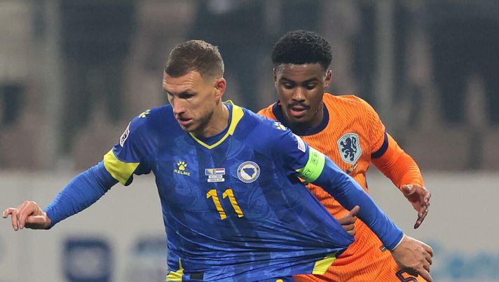 ZENICA, BOSNIA AND HERZEGOVINA - NOVEMBER 19: Edin Dzeko of Bosnia and Herzegovina (R) vies with Jorrel Hato of Netherlands (L) during the UEFA Nations League 2024/25 League A Group A3 match between Bosnia and Herzegovina and Netherlands at Bilino Polje stadium on November 19, 2024 in Zenica, Bosnia and Herzegovina. (Photo by Srdjan Stevanovic/Getty Images) Dzeko, beffa clamorosa in agguato: così San Marino può “fregargli” i Mondiali - immagine 1