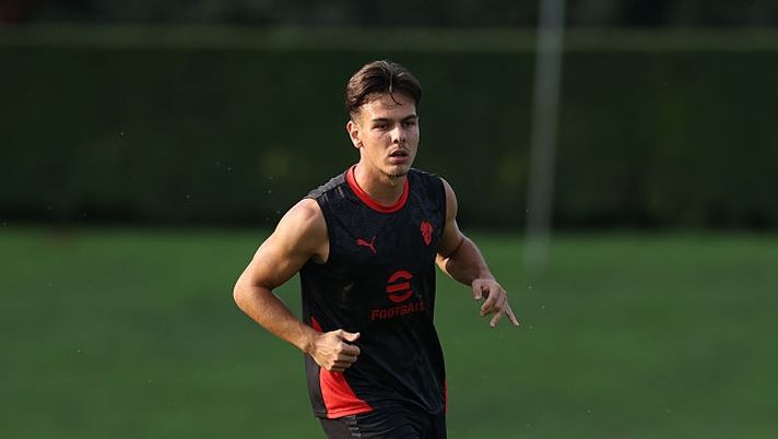 CAIRATE, ITALY - AUGUST 25: Ardon Jashari of AC Milan in action during AC Milan training session at Milanello on August 25, 2025 in Cairate, Italy. (Photo by Claudio Villa/AC Milan via Getty Images) BREAKING – Milan, per Jashari si tratta di un problema al perone: l’infortunio preoccupa - immagine 1