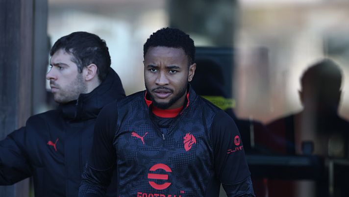 CAIRATE, ITALY - DECEMBER 12: Christopher Nkunku of AC Milan looks on during AC Milan training session at Milanello on December 12, 2025 in Cairate, Italy. (Photo by Claudio Villa/AC Milan via Getty Images) Gimenez e il suo strano caso: quindi tocca ancora a Nkunku