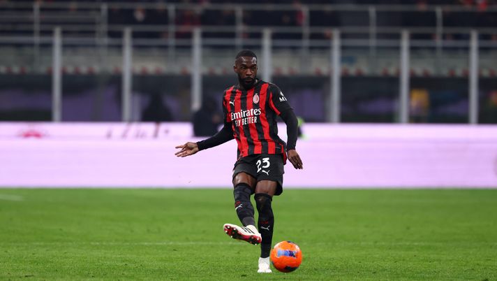 MILAN, ITALY - JANUARY 08: Fikayo Tomori of AC Milan kicks the ball during the Serie A match between AC Milan and Genoa CFC at Giuseppe Meazza Stadium on January 08, 2026 in Milan, Italy. (Photo by Giuseppe Cottini/AC Milan via Getty Images) Tomori, il gesto antisportivo gli vale la squalifica: salterà la Fiorentina! – FOTO - immagine 1