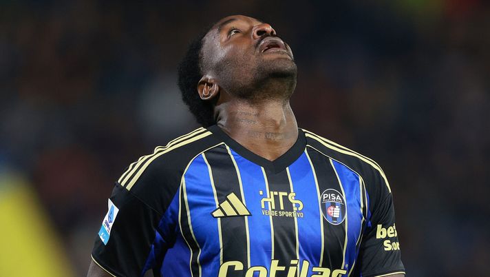 PISA, ITALY - NOVEMBER 7: M'Bala Nzola of Pisa Sporting Club reacts during the Serie A match between Pisa SC and US Cremonese at Arena Garibaldi on November 7, 2025 in Pisa, Italy. (Photo by Gabriele Maltinti/Getty Images) Nzola perde la testa e il Parma corsaro vince a Pisa: decisivo un rigore - immagine 1