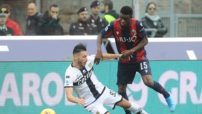 BOLOGNA, ITALY - NOVEMBER 24: Ibrahima Mbaye of Bologna FC ( R ) comptetes the ball with Mattia Sprocati of Parma Calcio ( L ) during the Serie A match between Bologna FC and Parma Calcio at Stadio Renato Dall'Ara on November 24, 2019 in Bologna, Italy. (Photo by Mario Carlini / Iguana Press/Getty Images) Goretti attende Mbaye alla Reggiana, ma serve la cittadinanza - immagine 1