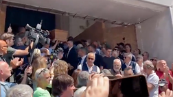 VIDEO / Funerali Vincenzo D’Amico, applausi e cori all’uscita del feretro