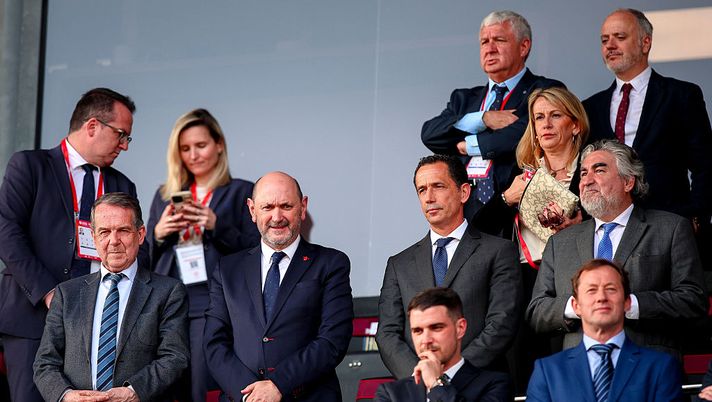VIGO, SPAIN - APRIL 08: Royal Spanish Football Federation president Rafael Louzan (C), Mayor of Vigo Abel Caballero (L) and President of Portuguese Football Federation Pedro Proenca (R) during the UEFA Women's Nations League 2024/25 Grp A3 MD4 match between Spain and Portugal at Estadio de Balaidos on April 08, 2025 in Vigo, Spain. (Photo by Diogo Cardoso/Getty Images) Louzan, Presidente RFEF: “Sarebbe inspiegabile se la Spagna non ospitasse la finale dei mondiali” - immagine 1
