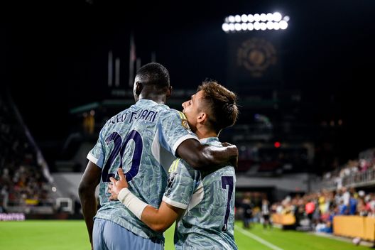 Conceiçao esulta insieme a Kolo Muani. (Foto di Daniele Badolato - Juventus FC/Juventus FC via Getty Images) Juventus, Conceiçao dopo la doppietta: “Felice per i gol, ruolo? Gioco dove vuole Tudor” - immagine 1
