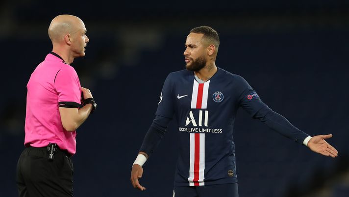 PARIS, FRANCE - MARCH 11: (FREE FOR EDITORIAL USE) In this handout image provided by UEFA, Referee Anthony Taylor speaks to Neymar of Paris Saint-Germain during the UEFA Champions League round of 16 second leg match between Paris Saint-Germain and Borussia Dortmund at Parc des Princes on March 11, 2020 in Paris, France. The match is played behind closed doors as a precaution against the spread of COVID-19 (Coronavirus). (Photo by UEFA - Handout/UEFA via Getty Images) Coronavirus: Ligue 1 e Premier League si fermano, Bundesliga a porte chiuse - immagine 1