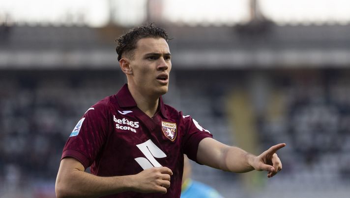 TURIN, ITALY - DECEMBER 13: Kristjan Asllani of Torino FC reacts during the Serie A match between Torino FC and US Cremonese at Stadio Olimpico Grande Torino on December 13, 2025 in Turin, Italy. (Photo by Stefano Guidi - Torino FC/Torino FC 1906 via Getty Images) Calciomercato Torino, Asllani è ad un passo dal Besiktas: i dettagli - immagine 1