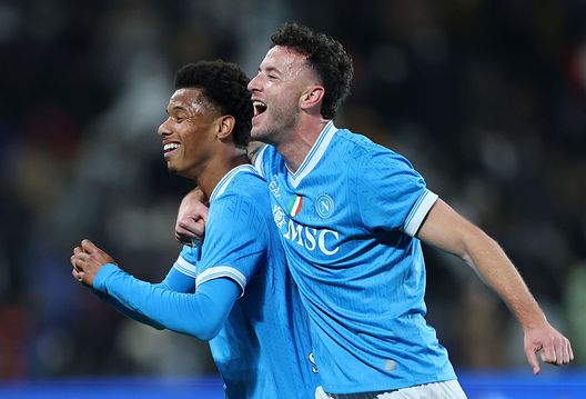 Riyadh, Arabia Saudita - 22 dicembre 2025: David Neres esulta con Amir Rrahmani dopo il gol contro il Bologna in Supercoppa Italiana. (Foto di Abdullah Ahmed/Getty Images) Rrahmani e la sua Napoli-Verona: dagli esordi in gialloblù agli scudetti in azzurro- immagine 2