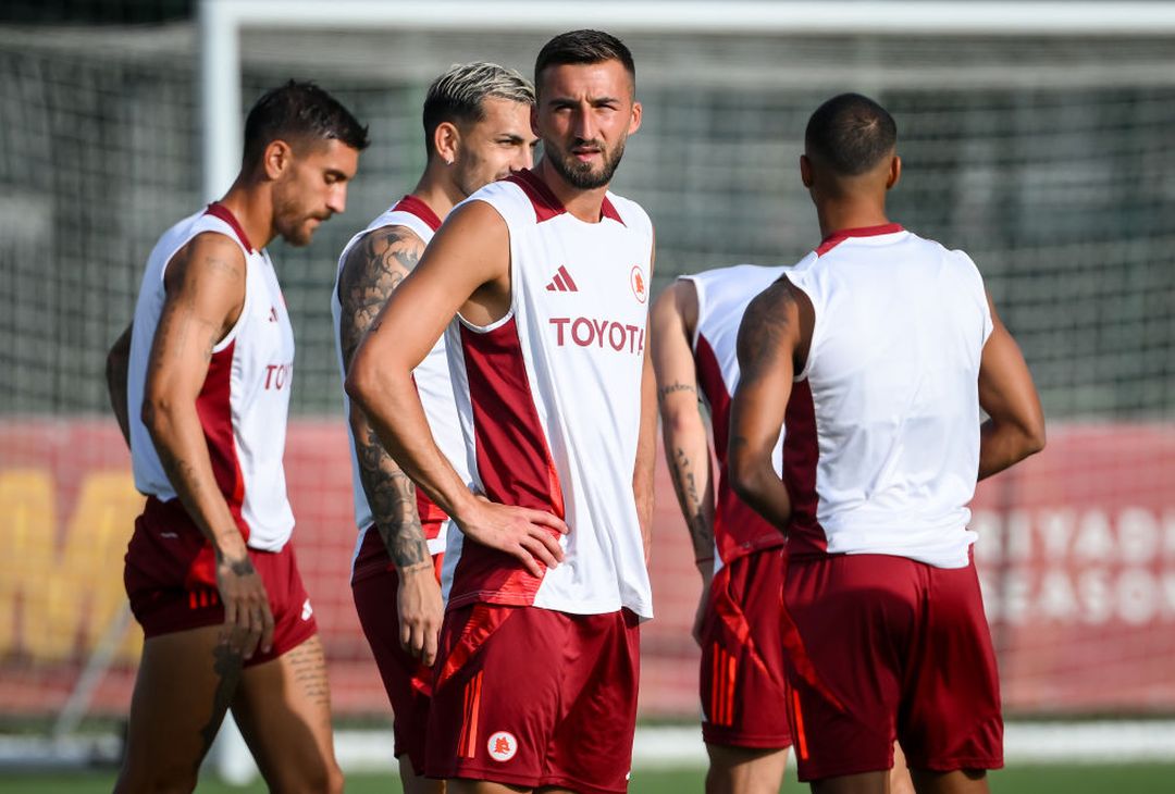 Roma, rifinitura a Trigoria alla vigilia di Cagliari: c’è Dybala – FOTO GALLERY - immagine 30