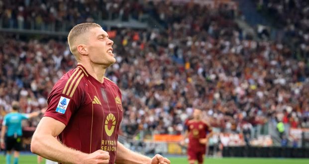 ROME, ITALY - MAY 04: Artem Dovbyk of AS Roma celebrates after scored the first goal for his team during the Serie A match between AS Roma and Fiorentina at Stadio Olimpico on May 04, 2025 in Rome, Italy. (Photo by Fabio Rossi/AS Roma via Getty Images) Il padre Pagano: “Leone XIV tifoso della Roma. Dopo la Fiorentina l’ho sentito”- immagine 2