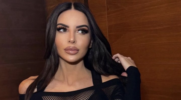 Marialuisa Jacobelli da perdere la testa a Madrid: il décolleté lascia senza fiato- immagine 3