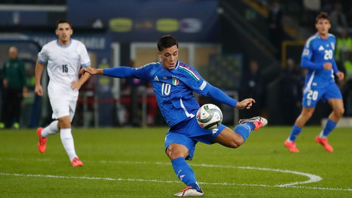 UDINE, ITALY - OCTOBER 14: Giacomo Raspadori of Italy takes a long range shot at goal during the UEFA Nations League 2024/25 League A Group A2 match between Italy and Israel at Stadio Friuli on October 14, 2024 in Udine, Italy. (Photo by Timothy Rogers/Getty Images) Mercato Roma, il Napoli pronto al via libera per Raspadori: ecco la possibile formula - immagine 1