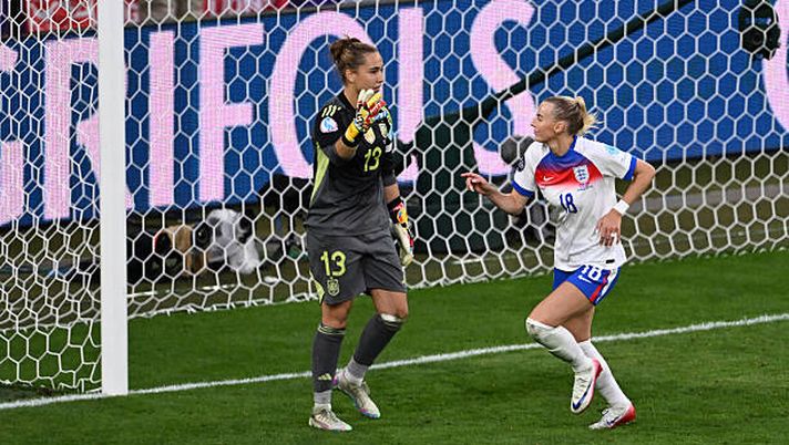 England's forward #18 Chloe Kelly celebrates past Spain's goalkeeper #13 Catalina Coll (L) after successfully scoring the final penalty during the penalty shootout in the UEFA Women's Euro 2025 final football match between England and Spain at the St. Jakob-Park Stadium in Basel, on July 27, 2025. (Photo by Miguel MEDINA / AFP) (Photo by MIGUEL MEDINA/AFP via Getty Images) Kelly e Hampton, il percorso: dai momenti difficili alla vittoria dell’Europeo - immagine 1
