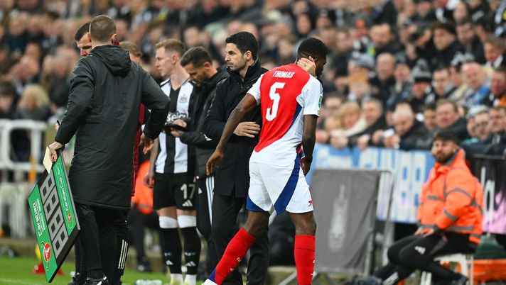 NEWCASTLE UPON TYNE, ENGLAND - FEBRUARY 05: Thomas Partey of Arsenal interacts with his Manager, Mikel Arteta, following substitution during the Carabao Cup Semi Final Second Leg match between Newcastle United and Arsenal at St James' Park on February 05, 2025 in Newcastle upon Tyne, England. (Photo by Michael Regan/Getty Images) Arteta Thomas Partey