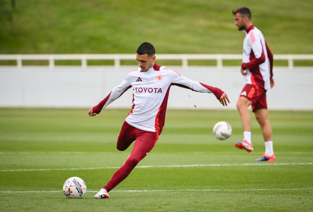 Ritiro Roma, Dovbyk scalda i motori: le indicazioni di De Rossi – FOTO GALLERY - immagine 25