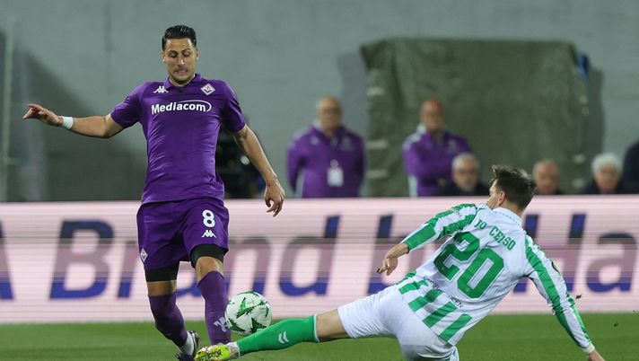 FLORENCE, ITALY - MAY 8: Rolando Mandragora of ACF Fiorentina battles for the ball with Giovani Lo Celso of Real Betis Belompie during the UEFA Conference League 2024/25 Semi Final First Leg match between ACF Fiorentina and Real Betis Balompie at Artemio Franchi on May 8, 2025 in Florence, Italy. (Photo by Gabriele Maltinti/Getty Images) Dalla Spagna: Mandragora apre al Betis che ora vuol convincere la Fiorentina - immagine 1