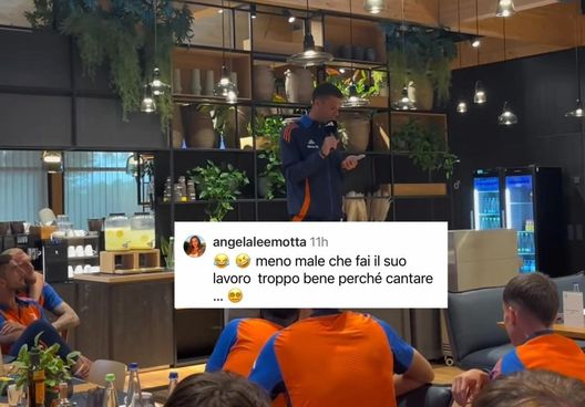 Thiago Motta si presenta alla Juve cantando davanti alla squadra, la moglie: “Meno male che…”- immagine 2