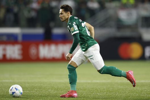 Raphael Veiga di Palmeiras controlla la palla durante una partita della Copa CONMEBOL Libertadores 2025 Gruppo G tra Palmeiras e Bolivar all'Allianz Parque il 15 maggio 2025 a San Paolo, Brasile. (Foto di Miguel Schincariol/Getty Images) Palmeiras-Gremio, una gara che sembra abbia poco da dire: il pronostico di DDD- immagine 2
