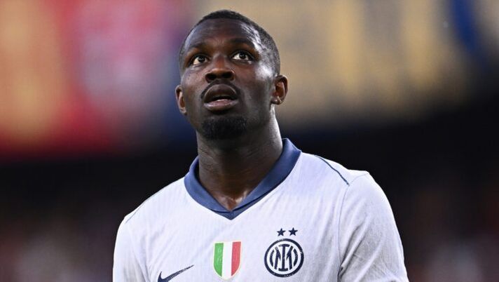 GENOA, ITALY - AUGUST 17: Marcus Thuram of FC Internazionale celebrates after scoring the goal during the Serie A match between Genoa and Inter at Stadio Luigi Ferraris on August 17, 2024 in Genoa, Italy. (Photo by Mattia Ozbot - Inter/Inter via Getty Images) Inter, ecco la comunicazione sullo stop di Thuram: il motivo del cambio con la Fiorentina - immagine 1