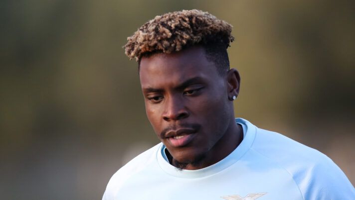 ROME, ITALY - NOVEMBER 27: Fisayo Dele-Bashiru of SS Lazio looks on during S.S. Lazio training session before the UEFA Europa League 2024/25 League Phase MD5 at Formello sport centre on November 27, 2024 in Rome, Italy. (Photo by Paolo Bruno/Getty Images) Sarri su Dele-Bashiru: “Ecco cosa mi hanno detto direttori sportivi extra Lazio su di lui” - immagine 1