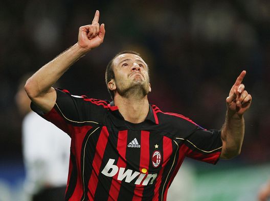 Alberto Gilardino in campo con la maglia del Milan (Foto di Mike Hewitt/Getty Images) Pisa e Gilardino all’esame con la capolista Milan: “Nulla è impossibile. Voglio orgoglio”- immagine 2