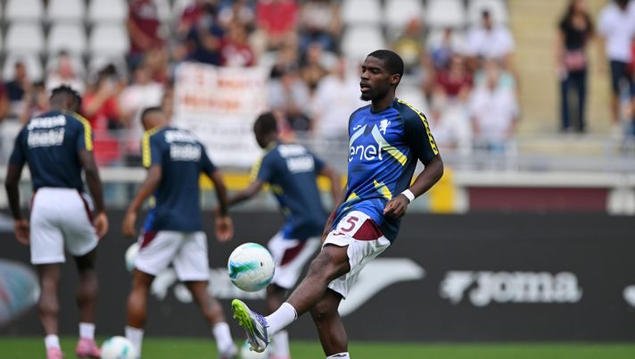 iTURIN, ITALY - SEPTEMBER 21: Niels Nkounkou of Torino FC during warm up prior to the Serie A match between Torino FC and Atalanta BC at Stadio Olimpico di Torino on September 21, 2025 in Turin, Italy. (Photo by Chris Ricco/Getty Images) Juventus-Torino, i convocati di Baroni: rientrano Nkounkou e Aboukhlal - immagine 1
