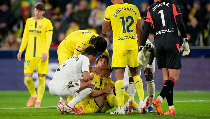 VILLARREAL, SPAIN - JANUARY 24: Juan Foyth of Villarreal CF appears injured on the floor as he receives attention from teammates and Jude Bellingham of Real Madrid during the LaLiga EA Sports match between Villarreal CF and Real Madrid CF at Estadio de la Ceramica on January 24, 2026 in Villarreal, Spain. (Photo by Alex Caparros/Getty Images) Villarreal, stagione finita per Foyth e Mondiale a rischio. La nota del club - immagine 1
