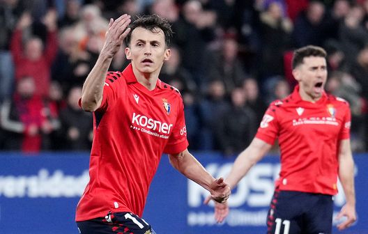 PAMPLONA, SPAGNA - 17 GENNAIO: Ante Budimir del CA Osasuna festeggia il secondo gol della sua squadra durante la partita LaLiga EA Sports tra CA Osasuna e Real Oviedo all'Estadio El Sadar il 17 gennaio 2026 a Pamplona, Spagna. (Foto di Juan Manuel Serrano Arce/Getty Images) Liga, Vallecano-Osasuna: lo streaming gratis del match- immagine 5