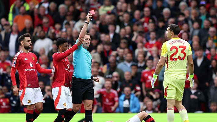 MANCHESTER, ENGLAND - MAY 25: Referee, Thomas Bramall shows a red card to Emiliano Martinez of Aston Villa after fouling Rasmus Hojlund of Manchester United during the Premier League match between Manchester United FC and Aston Villa FC at Old Trafford on May 25, 2025 in Manchester, England. (Photo by Matt McNulty/Getty Images) Aston Villa fuori dalla Champions: la sconfitta con lo United scatena la polemica - immagine 1