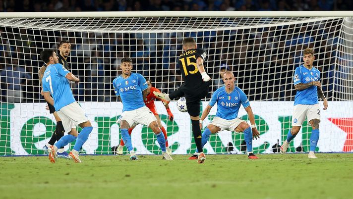 VIDEO Napoli-Real Madrid 2-3, autorete sfortunata di Meret dopo un bolide di Valverde - immagine 1