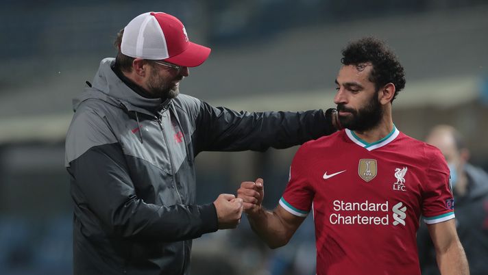 BERGAMO, ITALY - NOVEMBER 03: Liverpool FC head coach Jurgen Klopp celebrates the victory with his player Mohamed Salah at the end of the UEFA Champions League Group D stage match between Atalanta BC and Liverpool FC at Gewiss Stadium on November 03, 2020 in Bergamo, Italy. (Photo by Emilio Andreoli/Getty Images) Ex viola: Reds di nuovo in testa alla Premier grazie a Salah. Klopp: “E’ speciale” - immagine 1