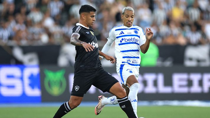 RIO DE JANEIRO, BRAZIL - AUGUST 03: David Ricardo of Botafogo competes for the ball with Matheus Pereira of Cruzeiro during the match between Botafogo and Cruzeiro as part of Brasileirao 2025 at Estadio Olímpico Nilton Santos on August 03, 2025 in Rio de Janeiro, Brazil. (Photo by Buda Mendes/Getty Images) david ricardo