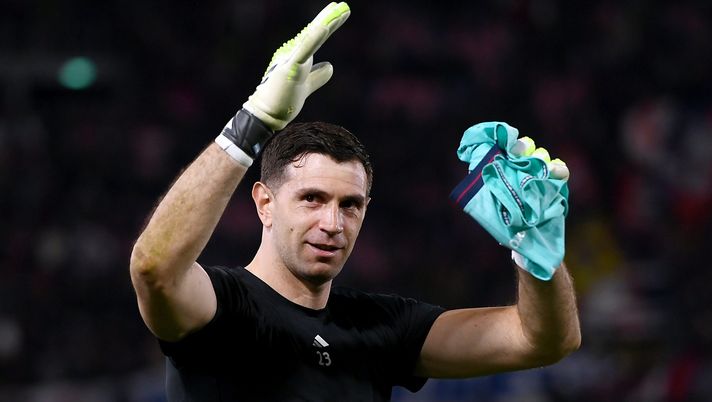 BOLOGNA, ITALY - APRIL 09: Emiliano Martinez of Aston Villa celebrates victory after the UEFA Europa League 2025/26 Quarter-Final Leg One match between Bologna FC 1909 and Aston Villa FC at Stadio Renato Dall'Ara on April 09, 2026 in Bologna, Italy. (Photo by Alessandro Sabattini/Getty Images) Cor Sport – Aston Villa-Bologna: Ballottaggio Martínez-Bizot tra i pali dei Villans - immagine 1