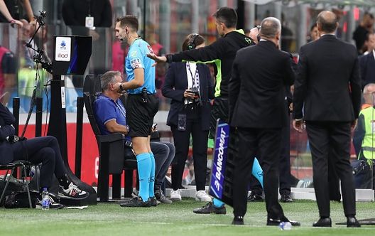 Matteo Marcenaro consult the VAR durante Milan-Bologna (Photo by Marco Luzzani/Getty Images)  Var