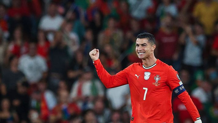 LISBONA, PORTOGALLO - 14 OTTOBRE: Cristiano Ronaldo del Portogallo festeggia dopo aver segnato il primo gol della sua squadra durante la partita di qualificazione alla Coppa del mondo FIFA 2026 tra Portogallo e Ungheria all'Estadio Jose Alvalade il 14 ottobre 2025 a Lisbona, Portogallo. (Foto di Carlos Rodrigues/Getty Images) Cristiano Ronaldo Portogallo