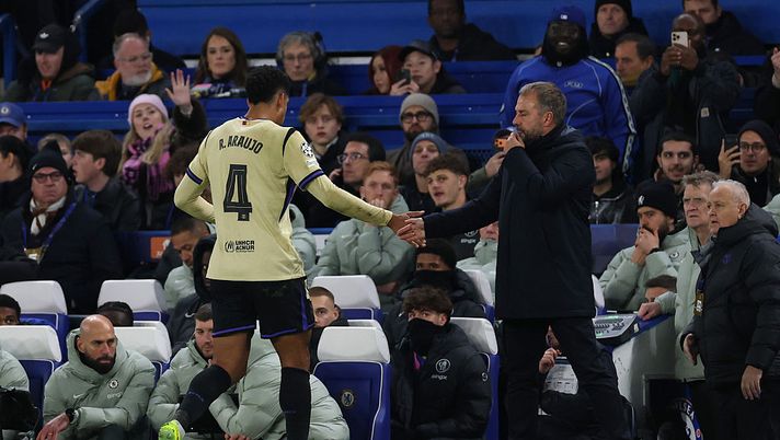 Barcellona, Araujo torna ad allenarsi in gruppo Araujo e Flick si stringono la mano