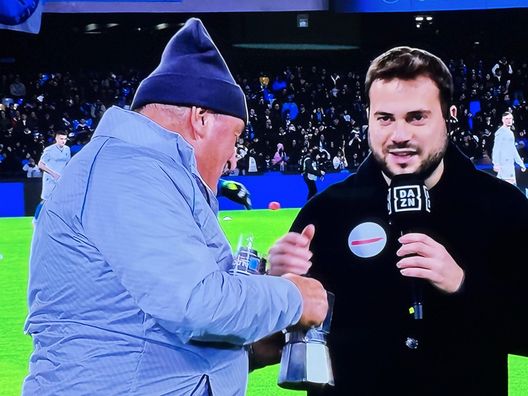 Starace versa il suo buon caffè prima di Napoli-Atalanta a bordocampo LA FOTO- immagine 2