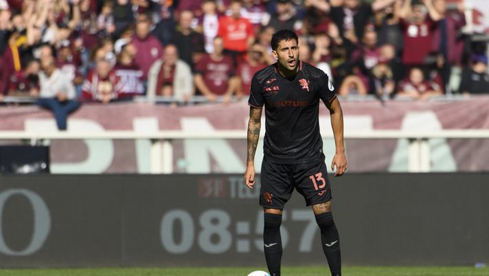 TURIN, ITALY - OCTOBER 26: Guillermo Maripan of Torino FC in action during the Serie A match between Torino FC and Genoa CFC at Stadio Olimpico di Torino on October 26, 2025 in Turin, Italy. (Photo by Stefano Guidi - Torino FC/Torino FC 1906 via Getty Images) Toro in nazionale: Maripan blinda la difesa e gioca 90’ da leader con il Cile - immagine 1