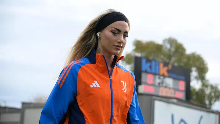 Festa Juventus, la fidanzata di Douglas Luiz aspramente criticata: “Cosa festeggi che…” - immagine 1