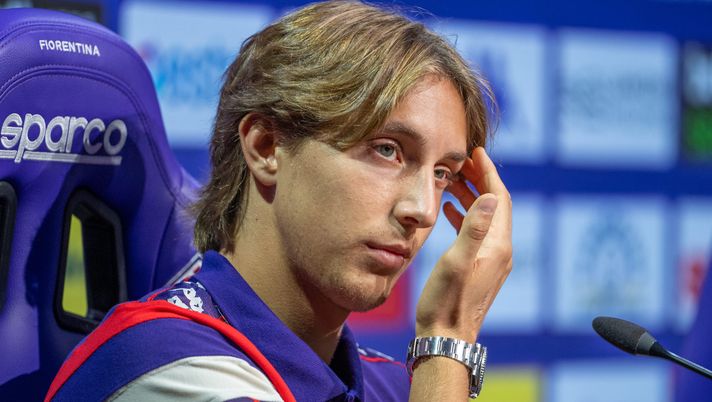 GERMOGLI PH: 27 AGOSTO 2025 BAGNO A RIPOLI AL MEDIA CENTER DEL VIOLA PARK SI E' TENUTA LA CONFERENZA STAMPA DELLA FIORENTINA IN VISTA DEL RITORNO DEL PRELIMINARE DI CONFERENCE LEAGUE CONTRO IL POLISSYA NELLA FOTO FAZZINI Il dramma familiare di Fazzini: “Mia sorella soffre di una malattia rara” - immagine 1