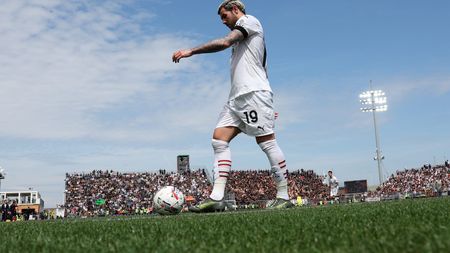 VENICE, ITALY - APRIL 27: Theo Hernandez of AC Milan prepares to a corner kick during the Serie A match between Venezia and Milan at Stadio Pier Luigi Penzo on April 27, 2025 in Venice, Italy. (Photo by Claudio Villa/AC Milan via Getty Images) theo hernandez