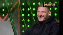 Totti in Russia, ‘carrambata’ durante l’intervista in diretta e Francesco se la ride