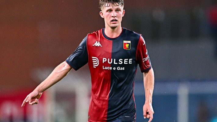 GENOA, ITALY - AUGUST 9: Morten Frendrup of Genoa reacts during the Coppa Italia match between Genoa CFC and Reggiana at Stadio Luigi Ferraris on August 9, 2024 in Genoa, Italy. (Photo by Simone Arveda/Getty Images) Napoli su Frendrup, duello con il Milan per il centrocampista: la richiesta economica - immagine 1