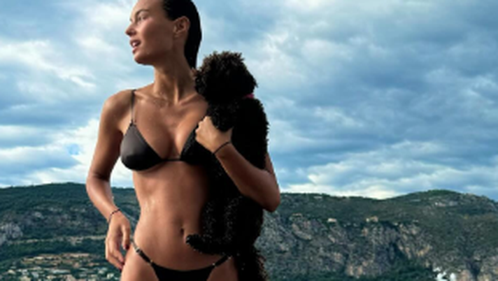 “Swim, eat, sleep, repeat”, il mantra di Lucia Bramani. Lady Chiesa in grande forma - immagine 1